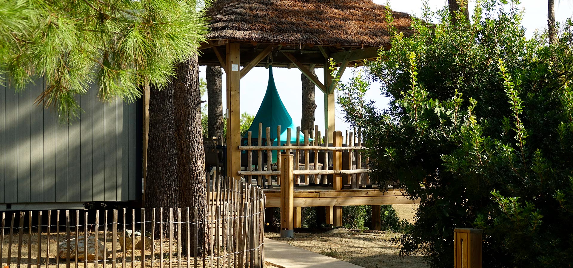 Camping san damiano bungalow luxe Capraia vue mer grande terrasse acces